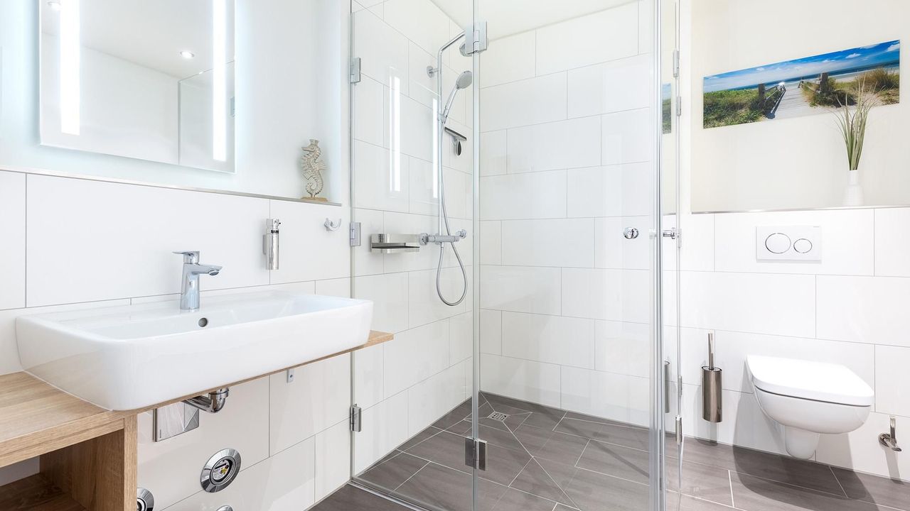 Badezimmer "2" mit begehbarer Dusche und Waschtisch Badezimmer "2" mit begehbarer Dusche und Waschtisch